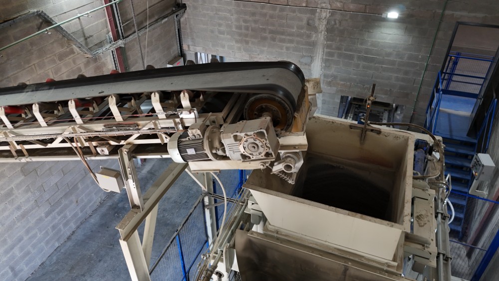 Aggregate conveyor and mixer feed system